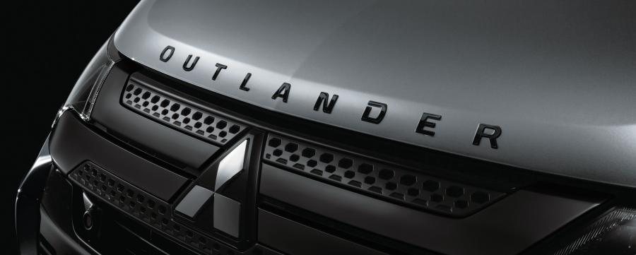 Логотип Mitsubishi Outlander Black Edition 2018 года  (JP) (фото 10 из 18)
